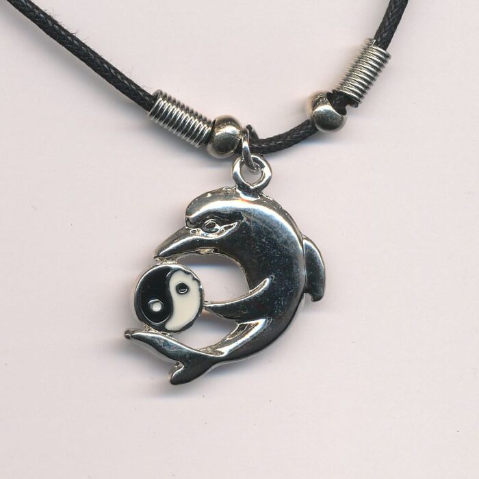 Halskæde med delfin og yin-yang