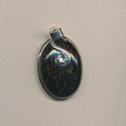 Oval nuummit sten med sølv og blå topas
