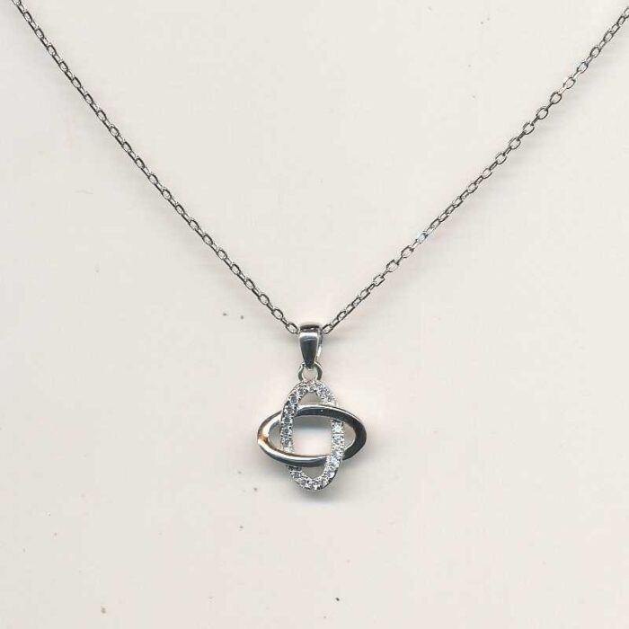 Sølv kæde med to ringe flettet sammen