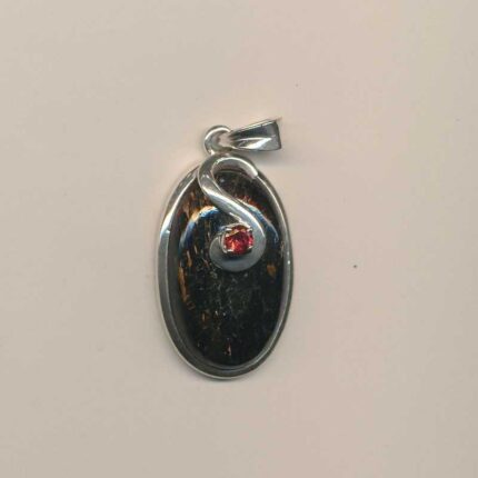 Oval nuummit sten med granat dekoration i sølv