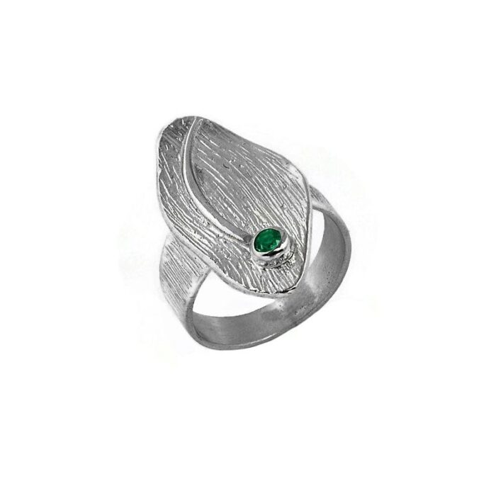 Sølv oval ring med smaragd