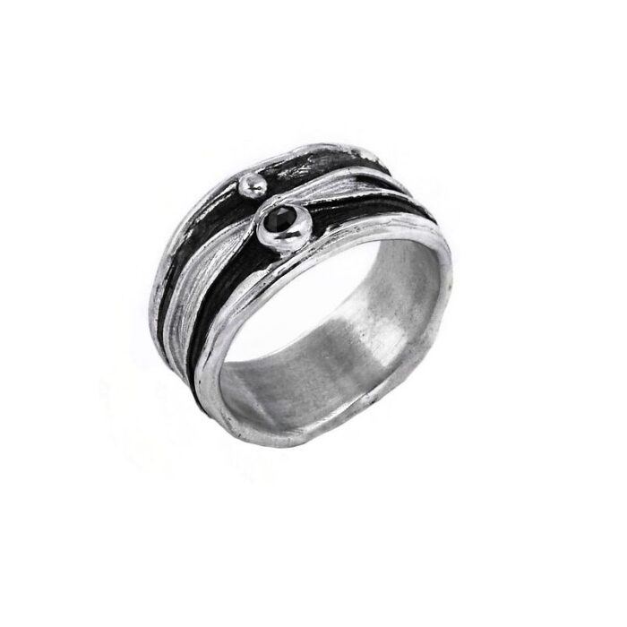 Dekorativ ring med sort diamant